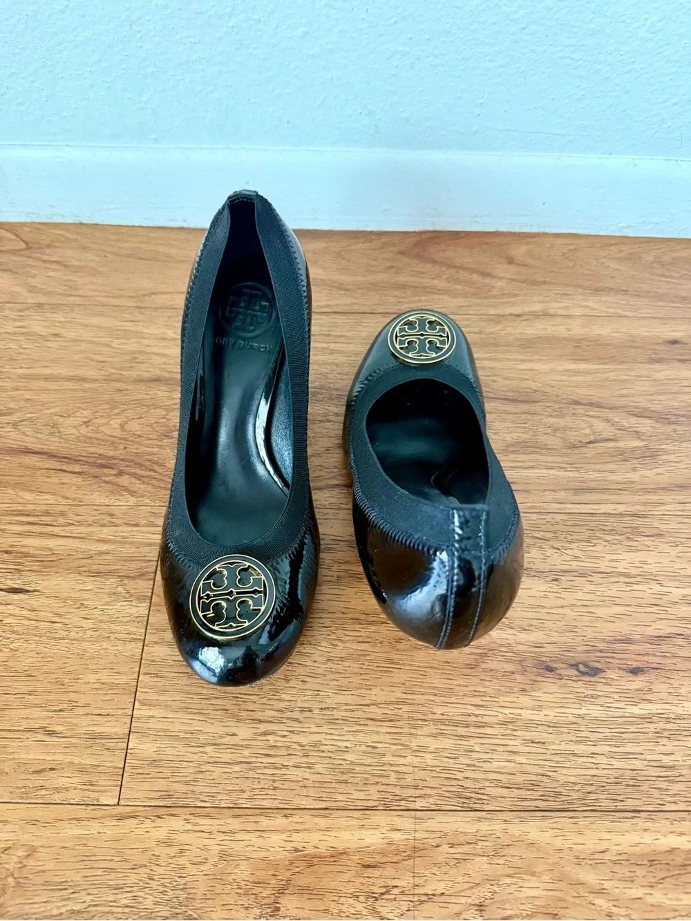 Tory Burch Caroline Mid Heel Pumps Size 7 Black Patent Leather Logo Medallion